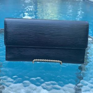 Preowned Louis Vuitton Black EPI Sarah Wallet